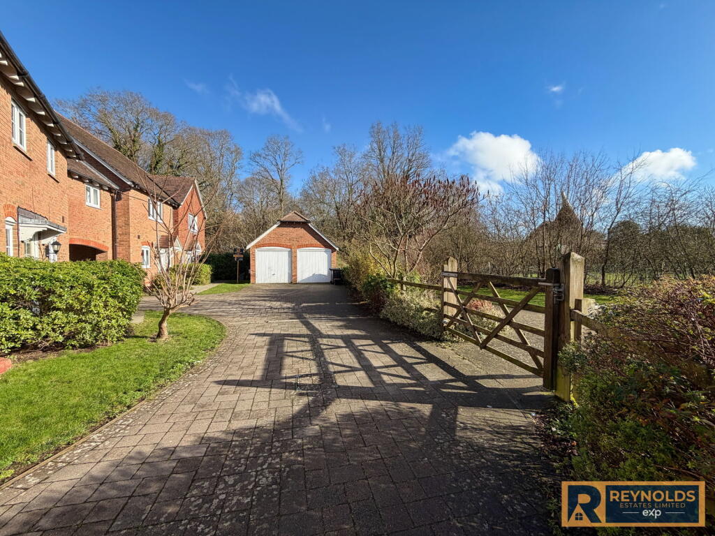 3-bed terraced on Sandow Place, Kings Hill, West Malling, Kent, ME19 4NZ, £400,000
