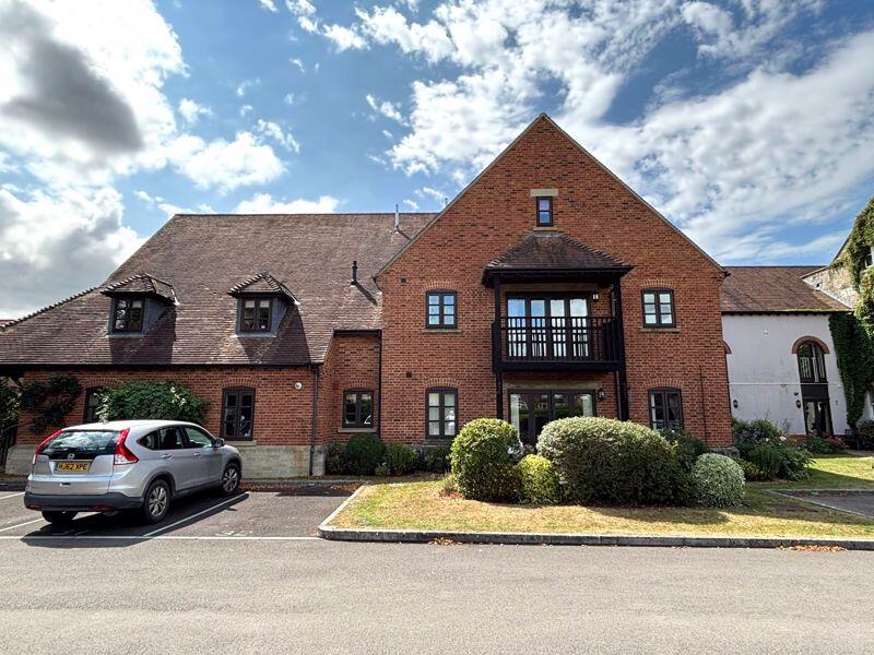2-bed flat on Motcombe Grange, Motcombe, £235,000