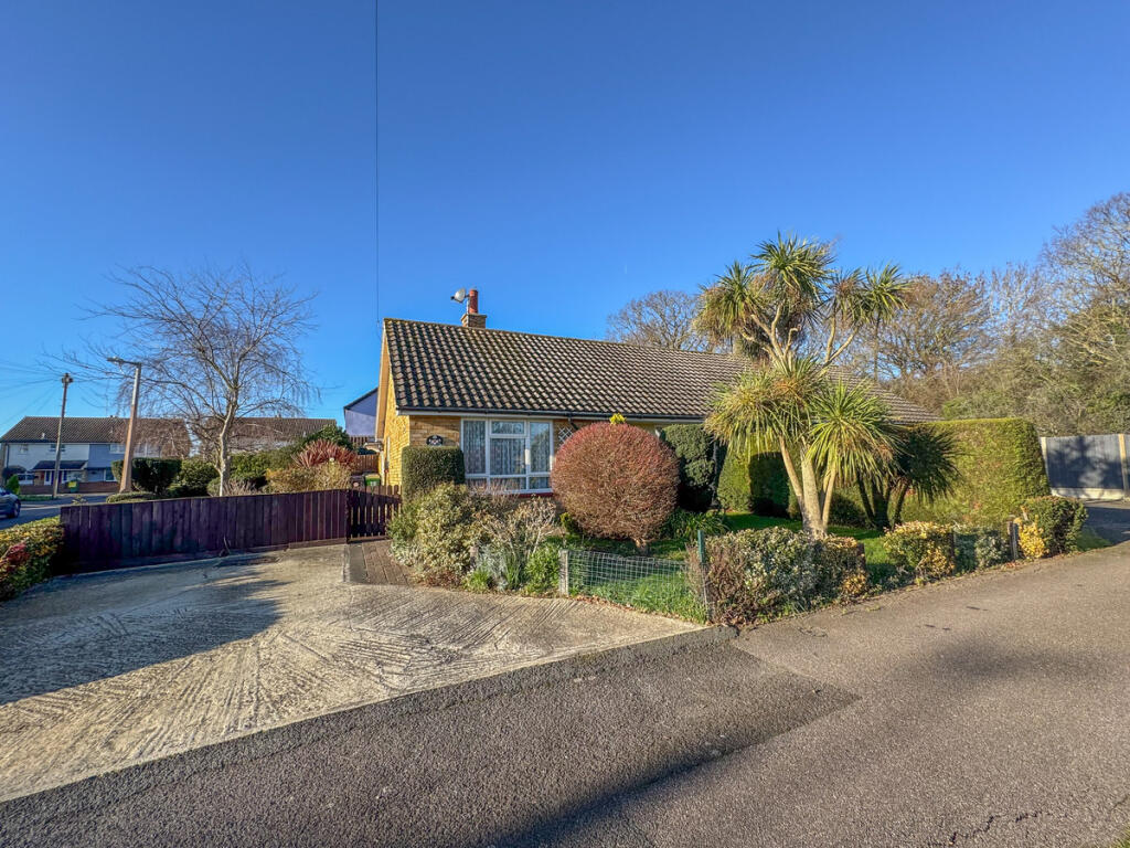 Main image of property: Appleyard Avenue, Hockley, SS5 5