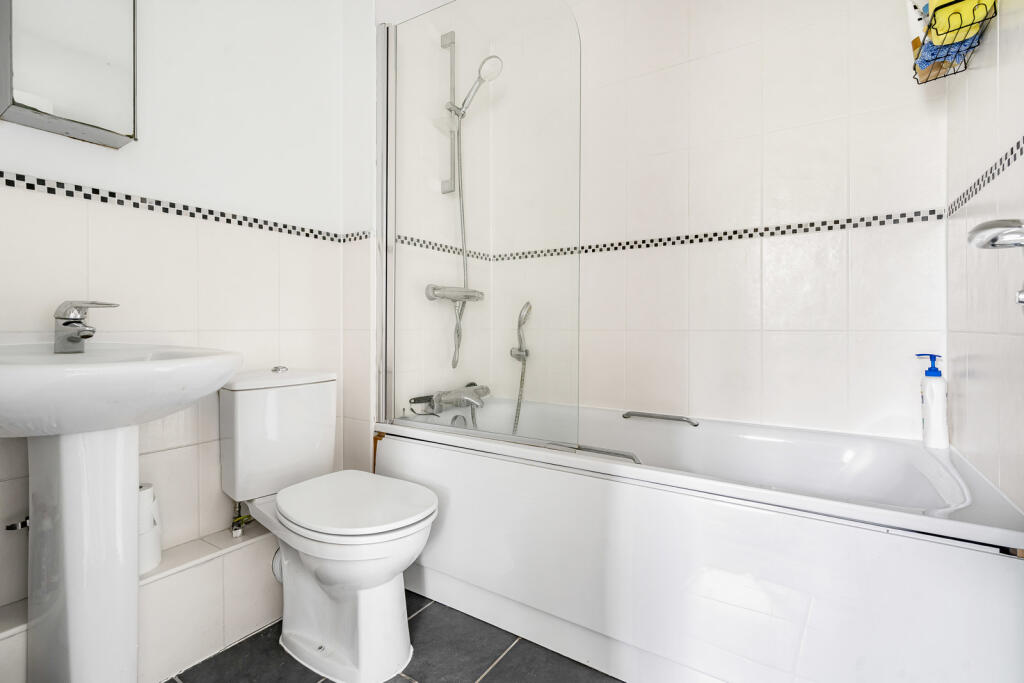 House in Farnham - More