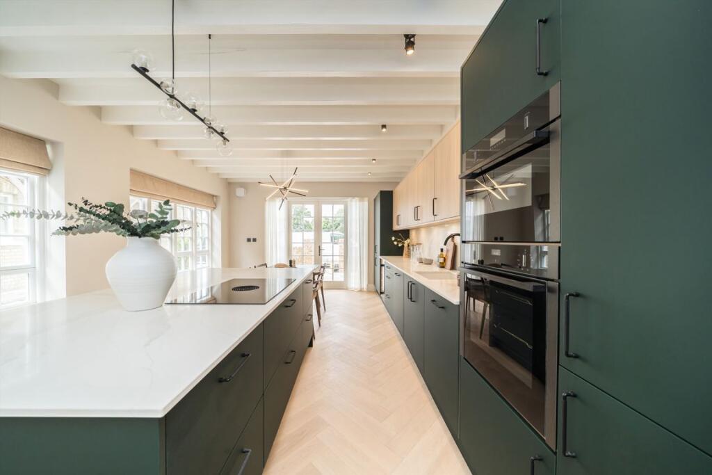 House in London, Raynes Park - More