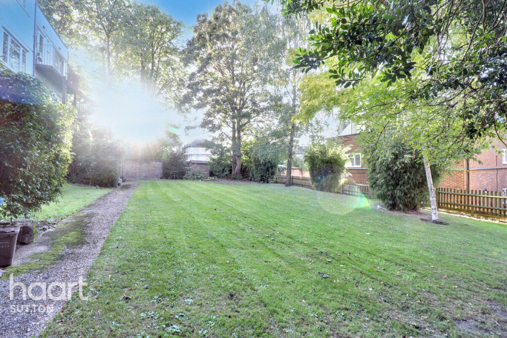 2-bed flat on Cheam Road, Sutton, £250,000