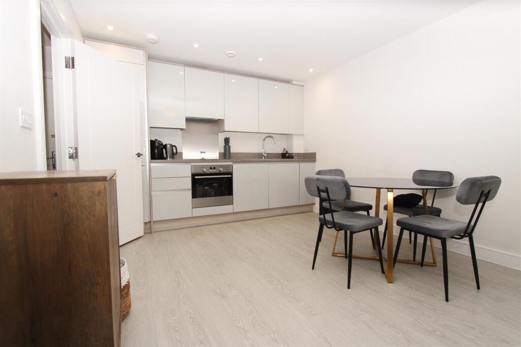 Apartment in London, Ickenham - View 4