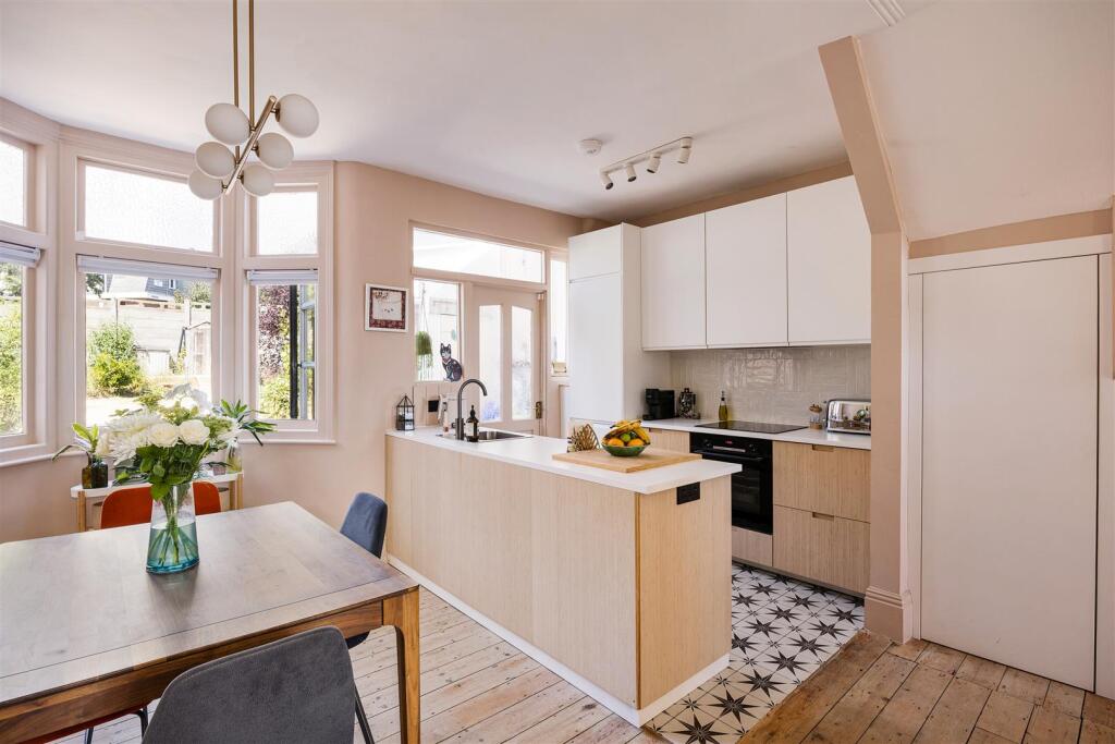 House in London, Highams Park - View 3