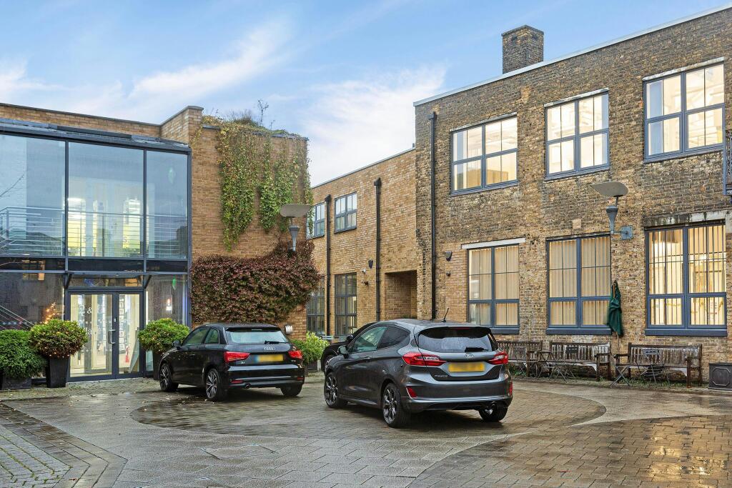 32061_forest_re___the_courtyard___ext05_lo.jpg