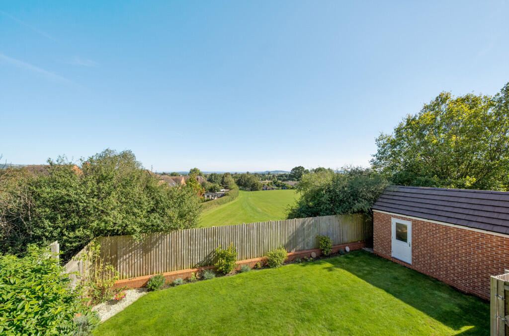 Langley Grove, Twyning, Tewkesbury photo 2
