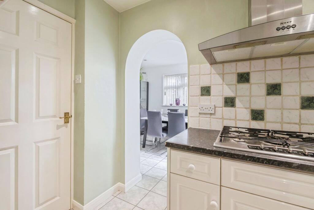 House in Kingston upon Thames - More