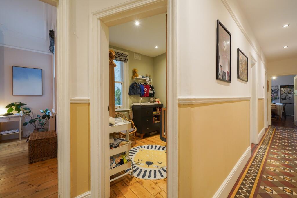 Apartment in London, Willesden Green, Harlesden - More