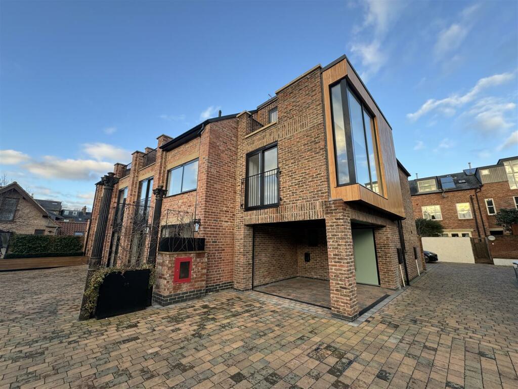 Main image of property: 5 Marygate Mews, Bootham, York, YO30 7EN