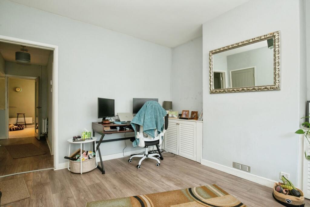 Apartment in Cardiff, Adamsdown - View 3