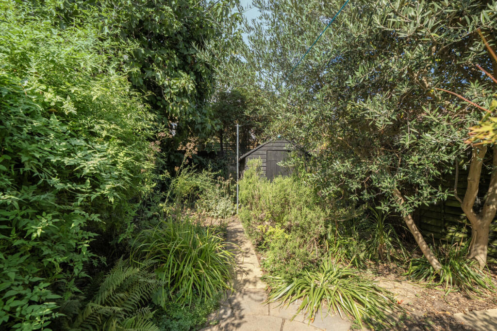 House in London, Brondesbury Park, Brondesbury - More