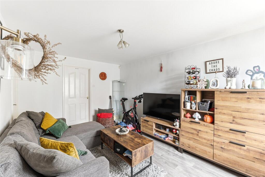 Willow Way, Toddington, Bedfordshire, LU5 photo 3