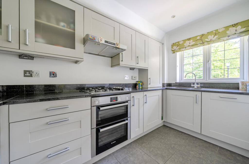 Apartment in Guildford, Surrey - View 5