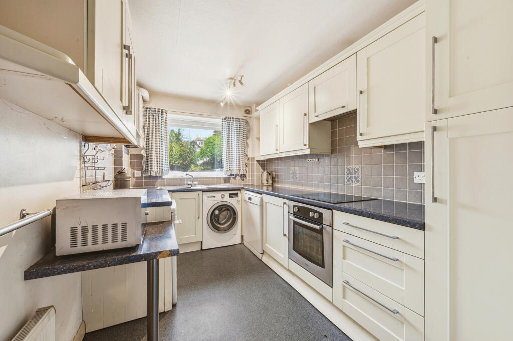Apartment in London, Royal Borough of Kingston upon Thames - More