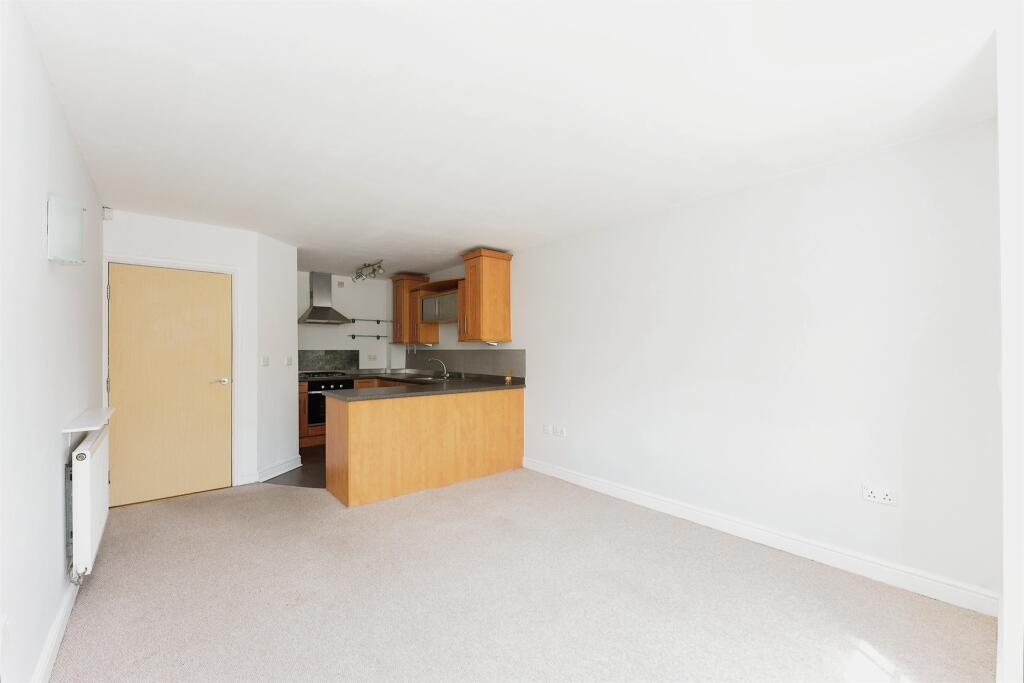 Apartment in Wirral, Liverpool City Region - View 3