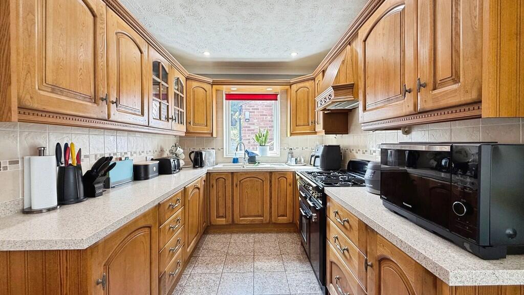 House in Westbury, Leighton Park - View 4