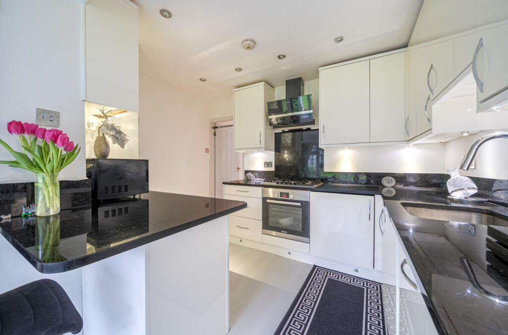 Matlock Crescent, Luton, Bedfordshire photo 3