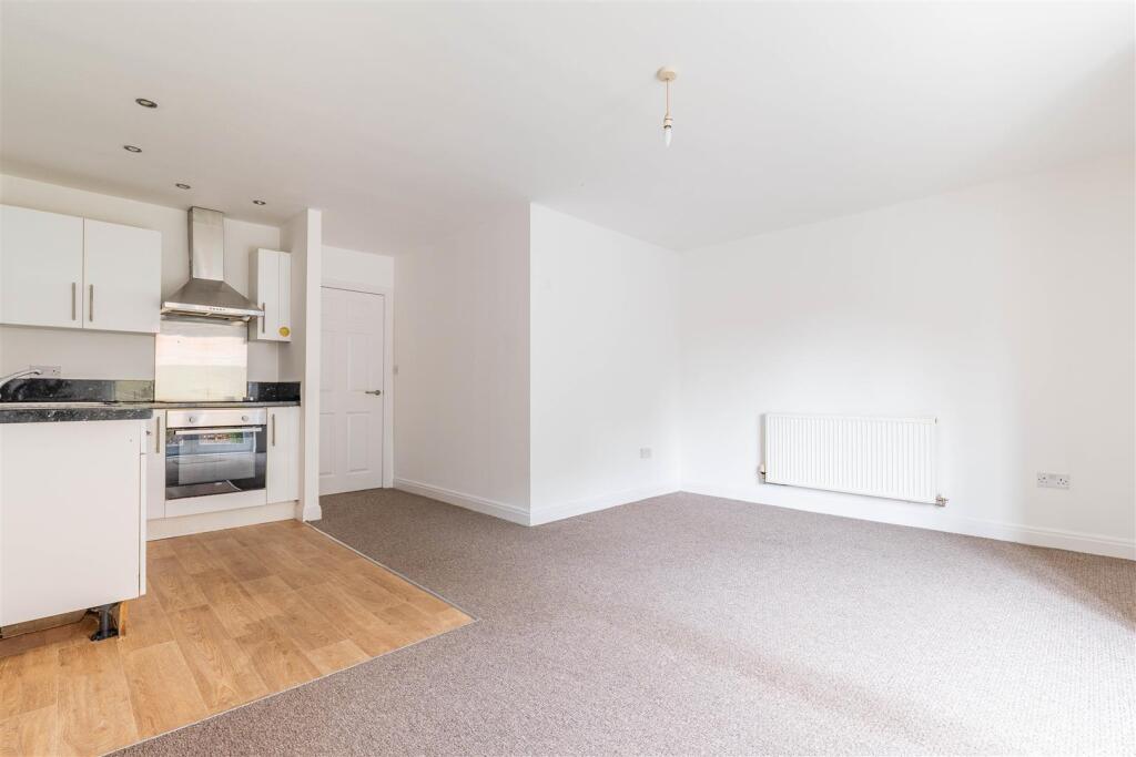 Lancaster Gate, Leyland photo 2