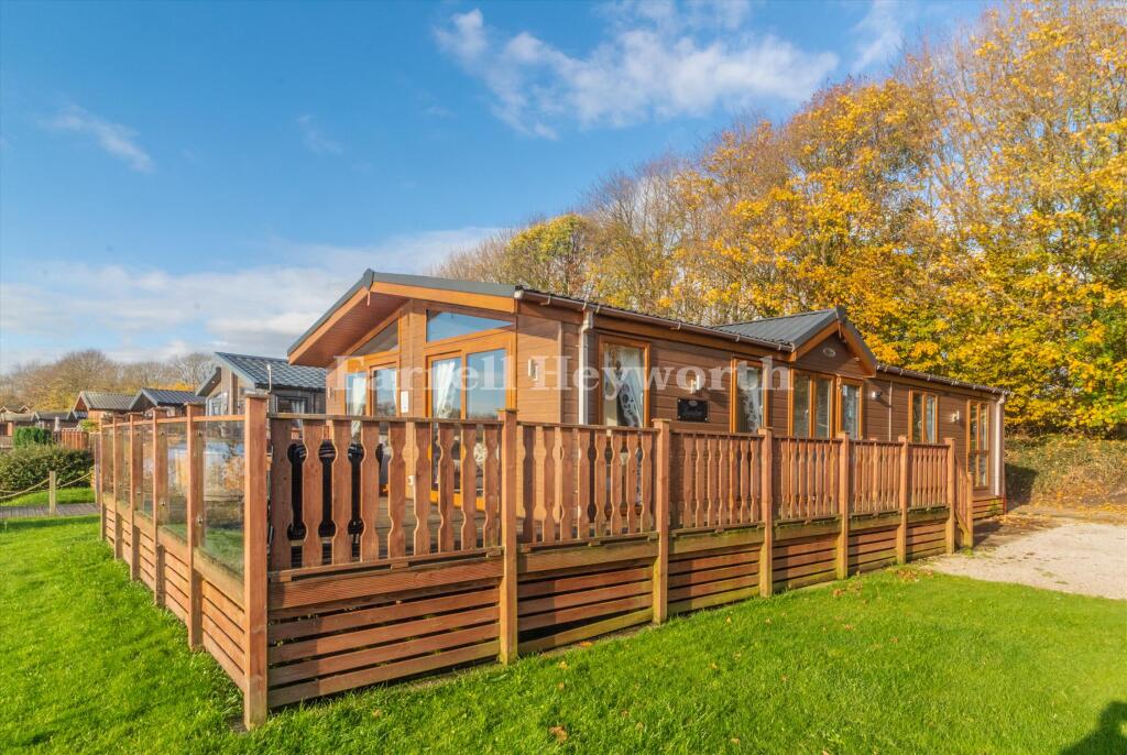 3-bed house on South Lakeland Leisure Vill, Borwick Lane, Dock Acres, Carnforth, £195,000