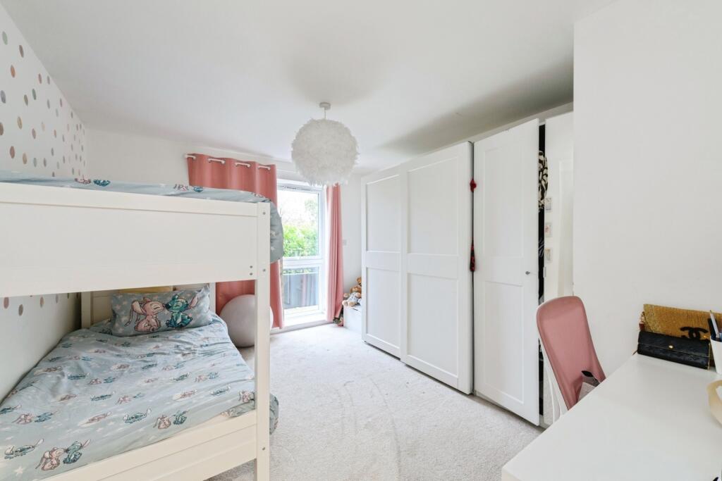 Apartment in Croydon - More