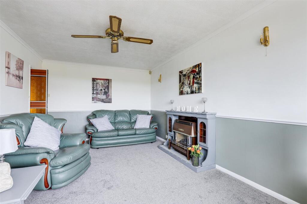 Upminster Drive, Arnold, NG5 photo 3
