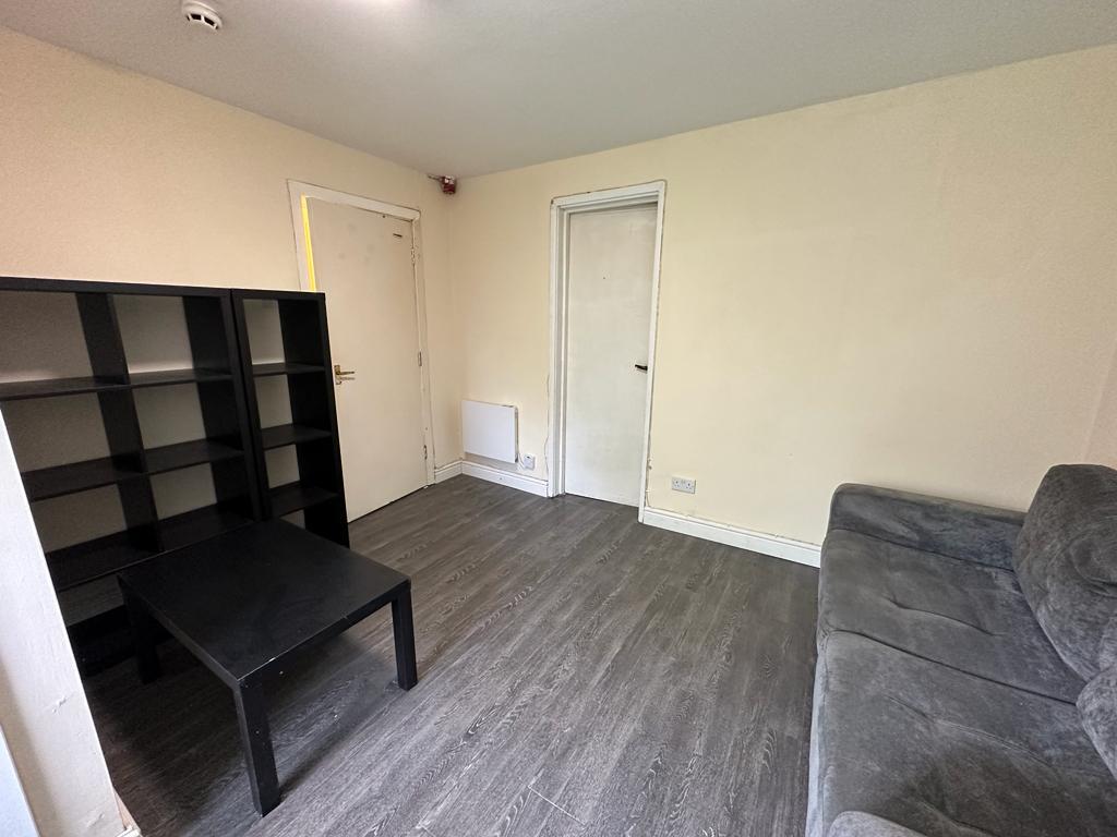 Apartment in Manchester, Victoria Park, Longsight - View 4