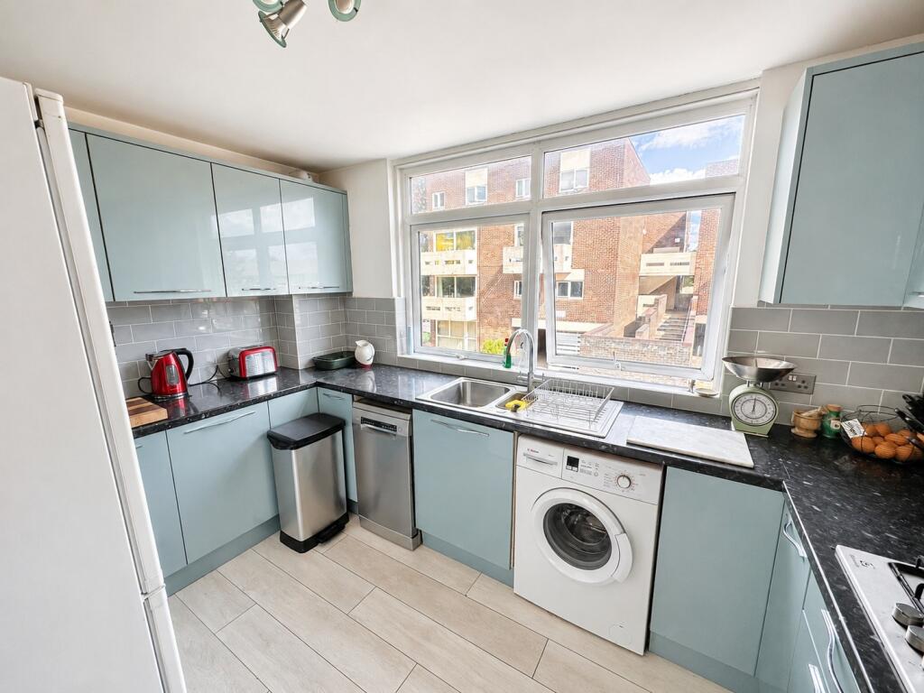 Apartment in Woking, Surrey - View 3