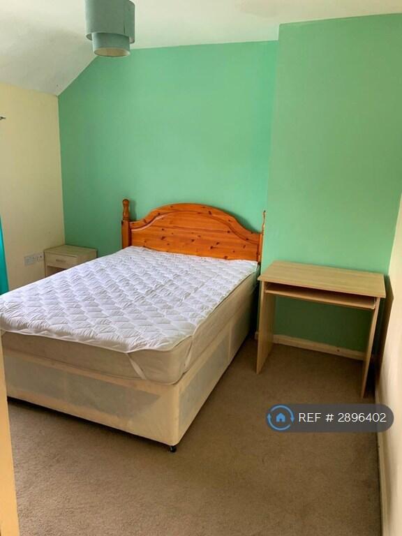 5 bedroom semi-detached house for rent
