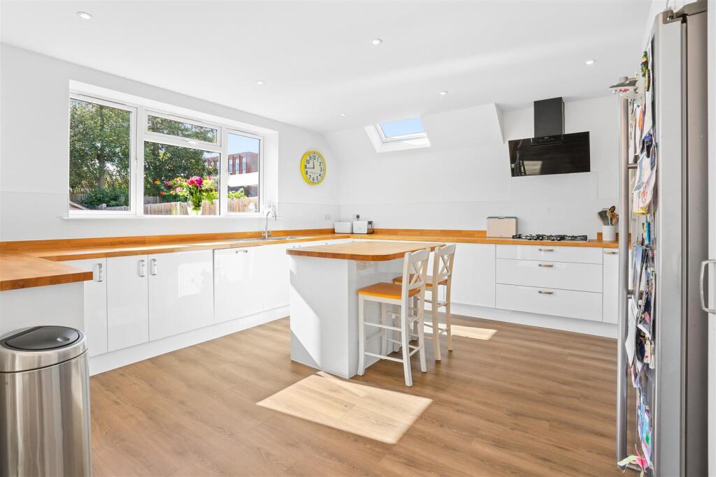 House in Sutton - View 5