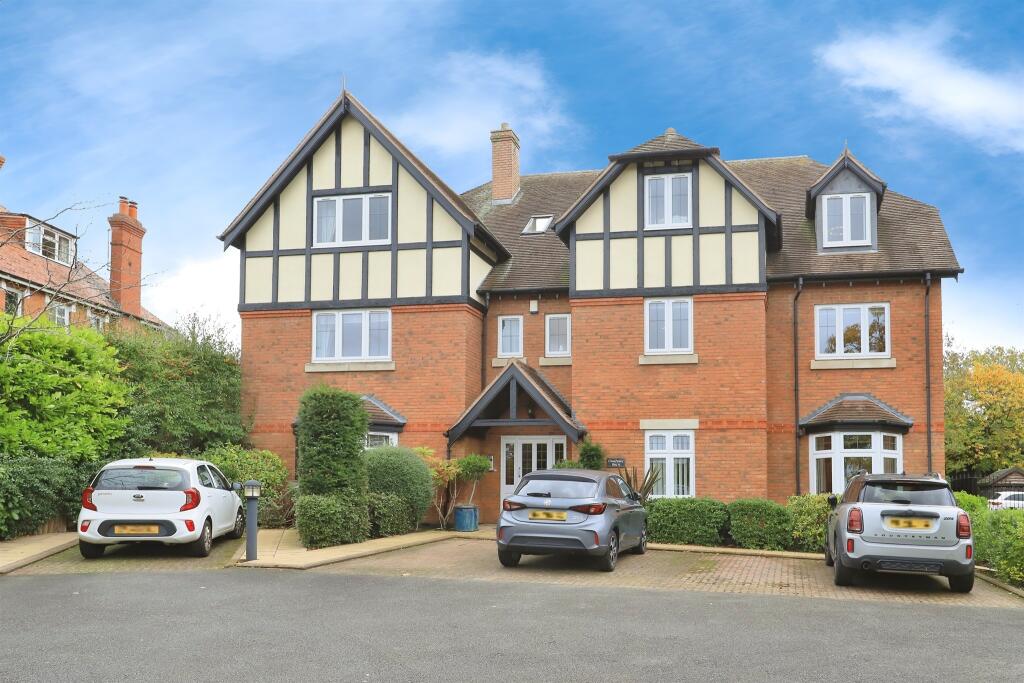 2-bed flat on Haybridge Mews, Hagley, Stourbridge, £250,000