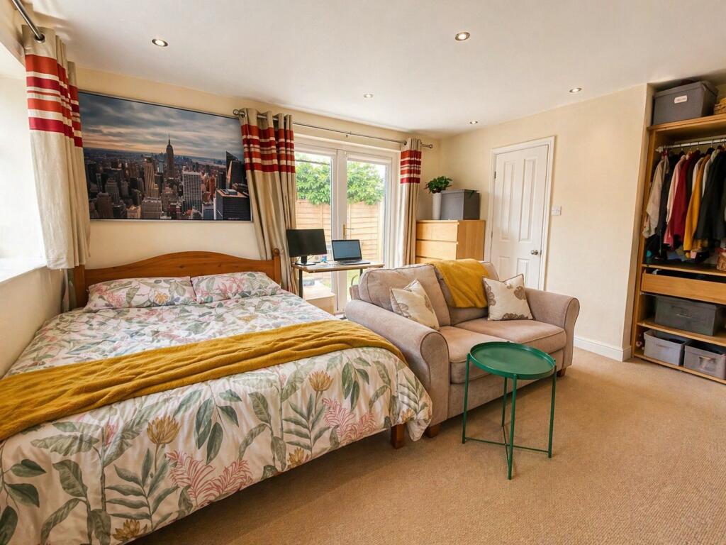 5 bedroom semi-detached house for rent