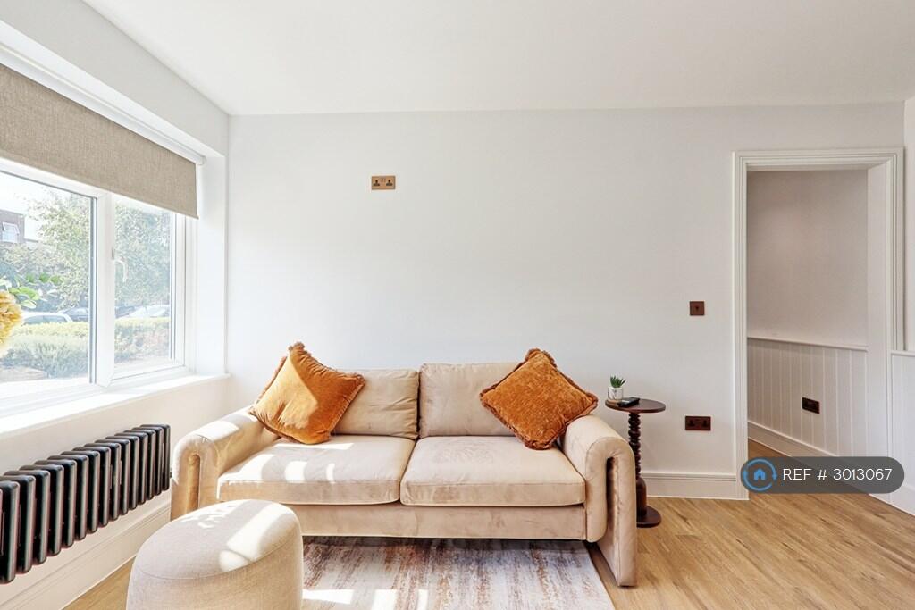 Apartment in Southend-on-Sea - View 5