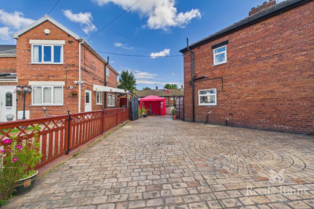 House in Wakefield, Ferrybridge - More