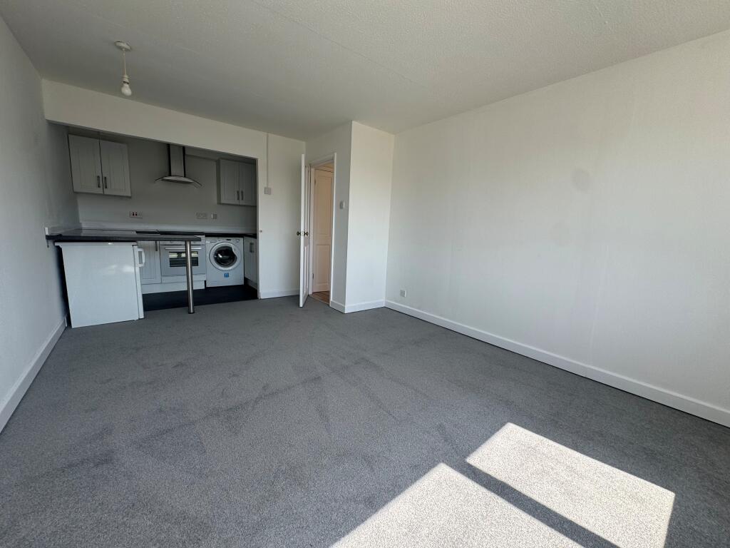 Longfellow Crescent, Royal Wootton Bassett, SN4 photo 3