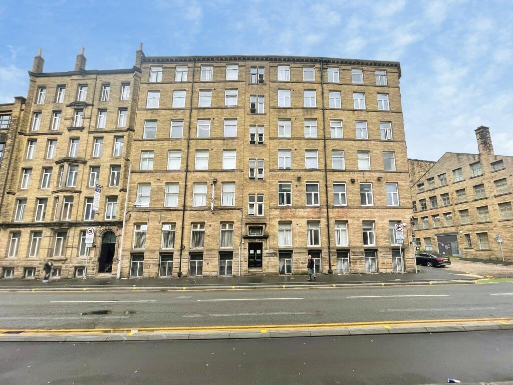 Main image of property: Flat, 130, Sunbridge Road Bradford, BD1 2PF