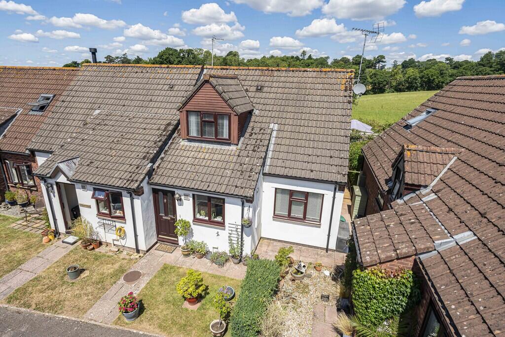 3-bed semi-detached on Longmeadow, Broadclyst, £260,000