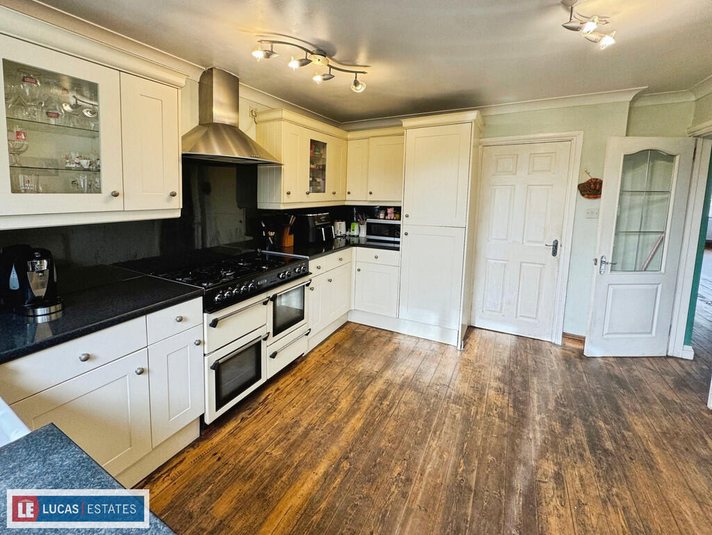 Penallta Villas, Ystrad Mynach photo 4