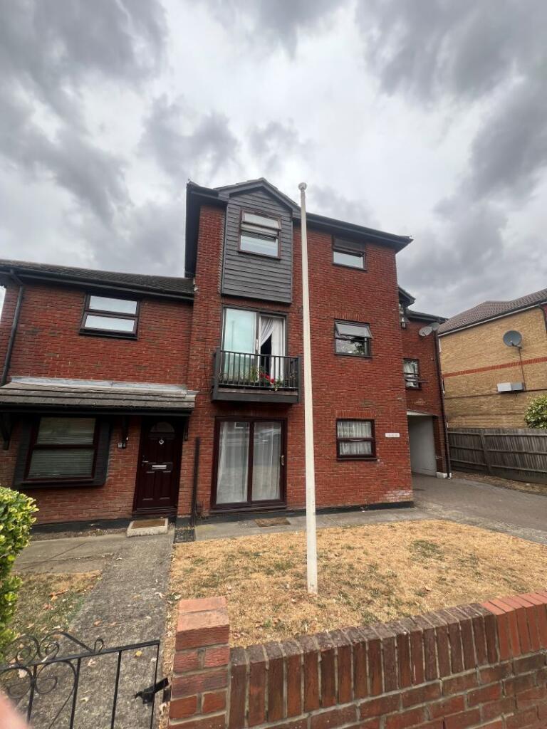 Apartment in London, Rush Green - View 2