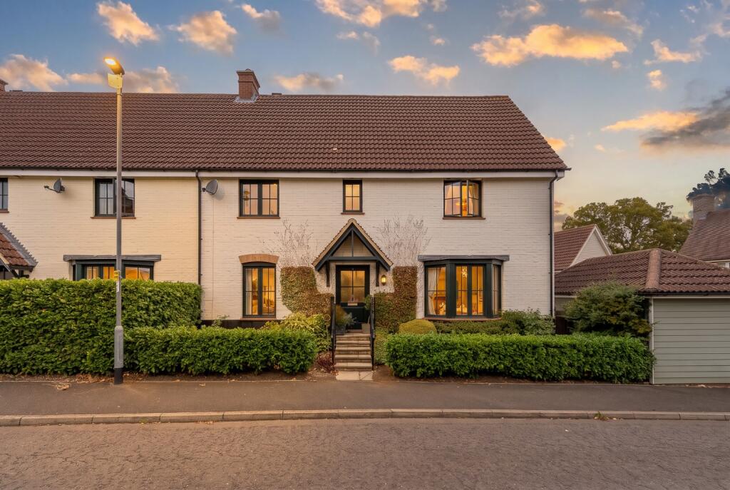 Main image of property: South Park Drive, Papworth Everard, Cambridge, Cambridgeshire, CB23 3LG