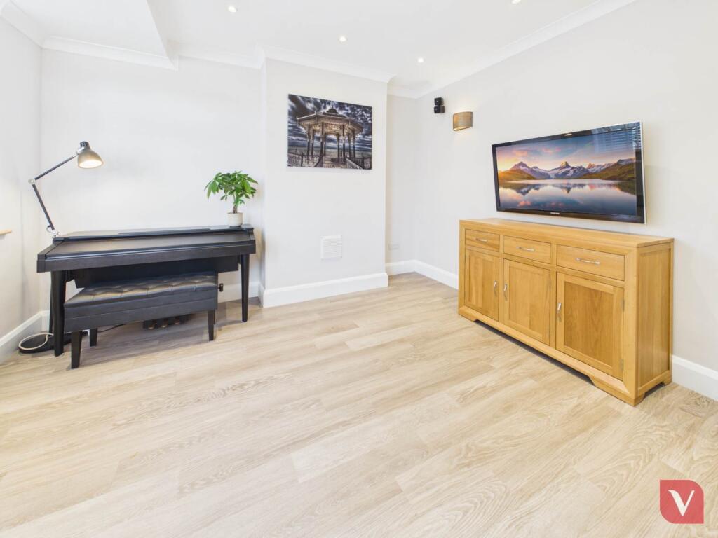 House in Luton - View 5