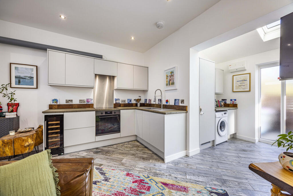 House in Rushcliffe, Lady Bay - More