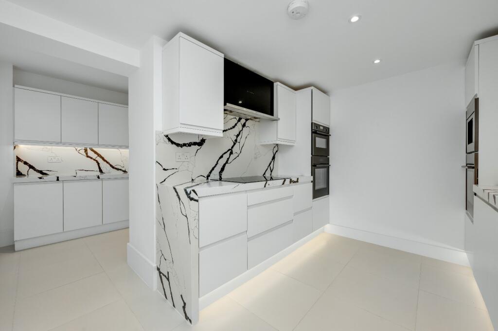 Apartment in Elmbridge, Esher - View 2
