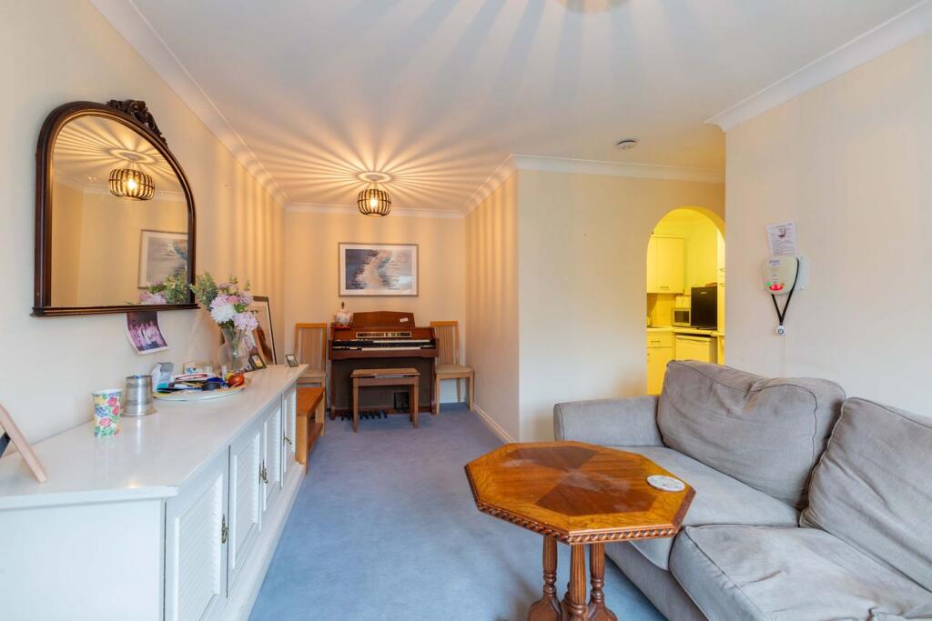 Apartment in Maidenhead, Bray Wick - View 3