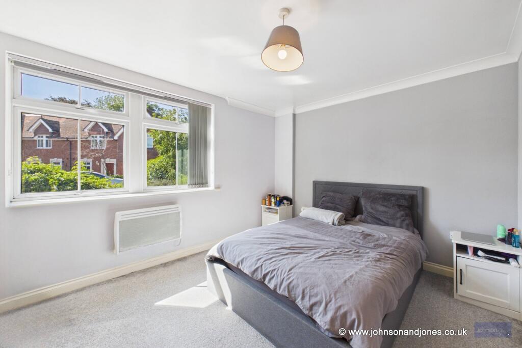 Apartment in Runnymede, Chertsey - More