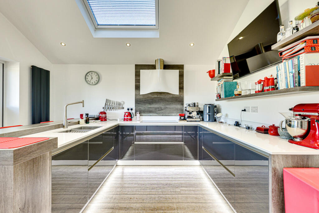 House in Castle Point, South Benfleet - More