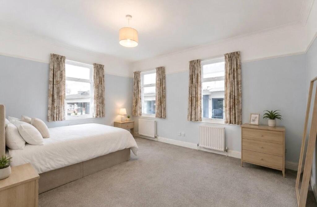 House in London, Broad Green - More