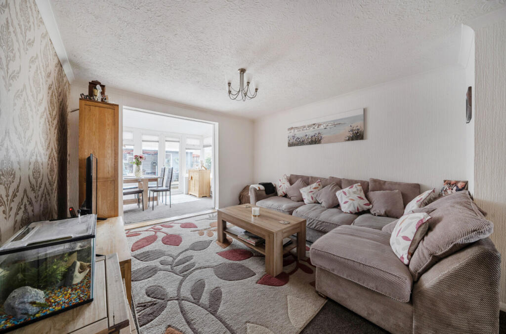 Colingsmead, Eldene, Swindon, SN3 photo 3