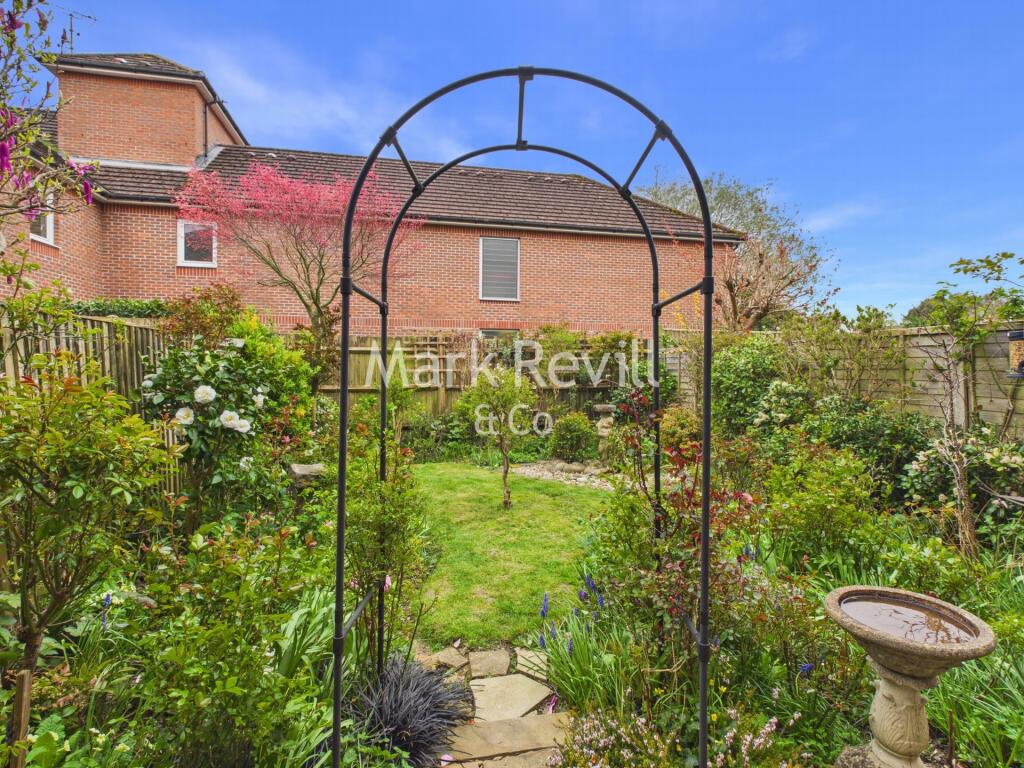 Finches Gardens, Lindfield, RH16 photo 4