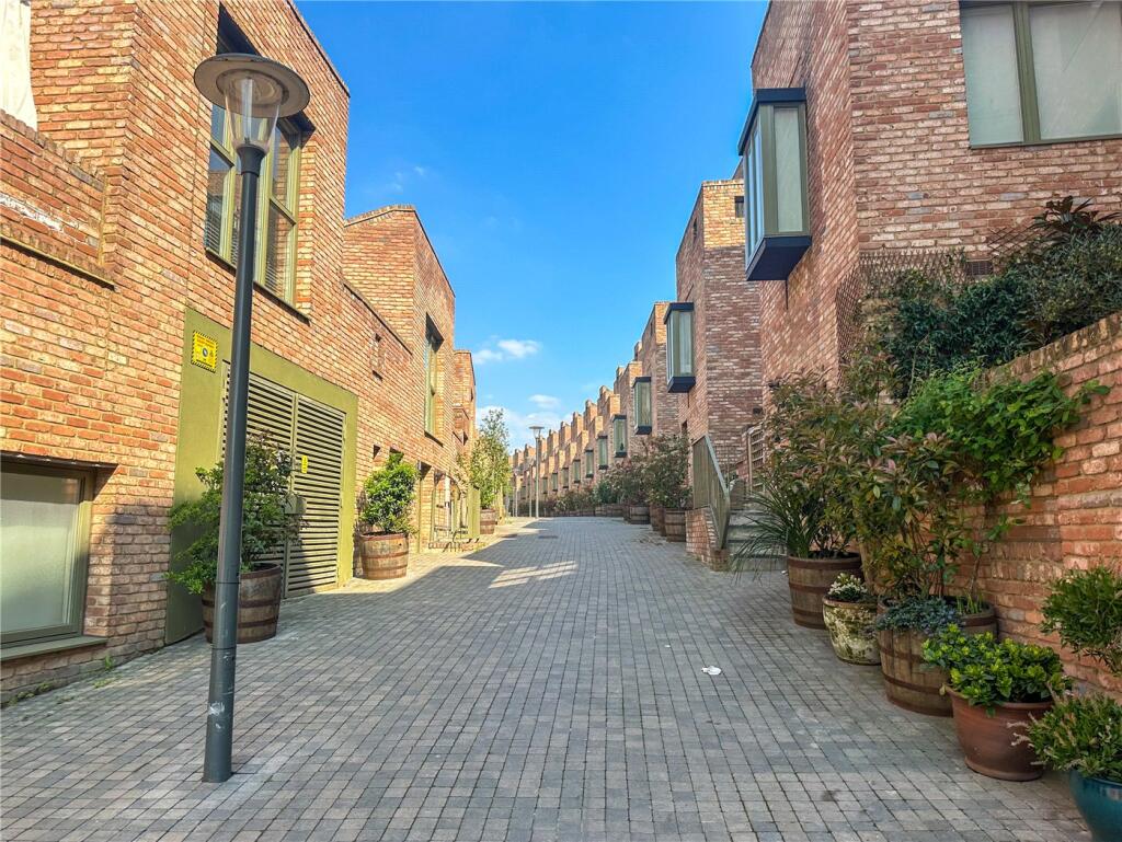 Main image of property: Edgewood Mews, Finchley, London, N3