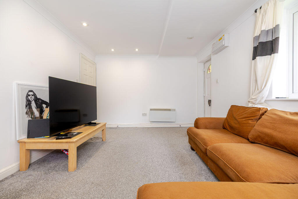 Apartment in Redhill - More